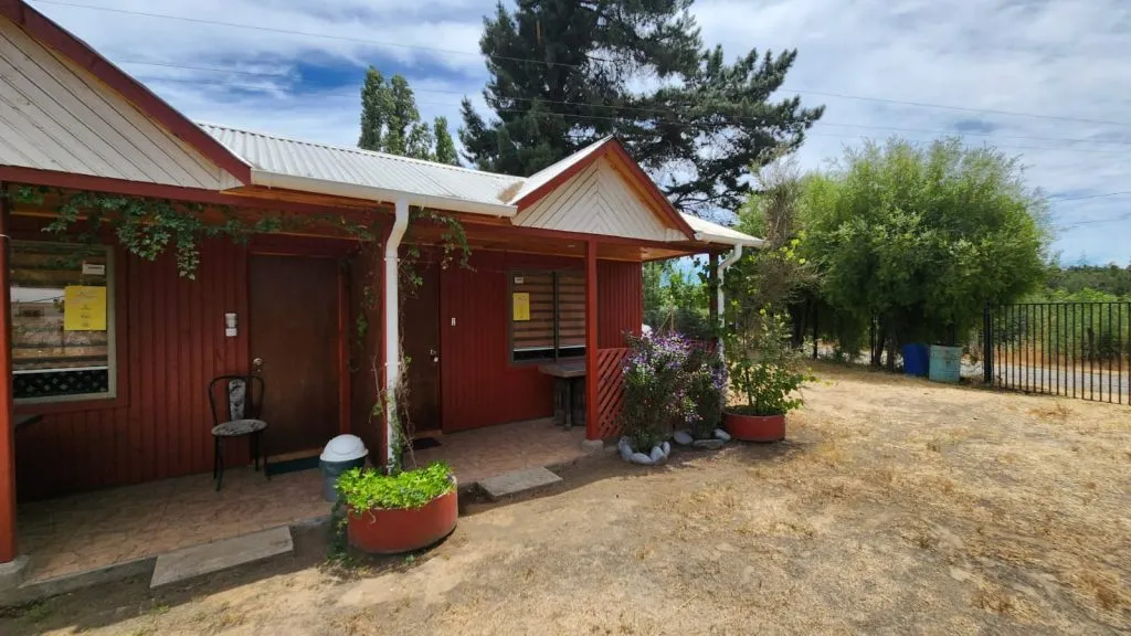 Cabaña roja con jardín y árboles nativos, Cabañas Los Nogales 2, Salto del Laja