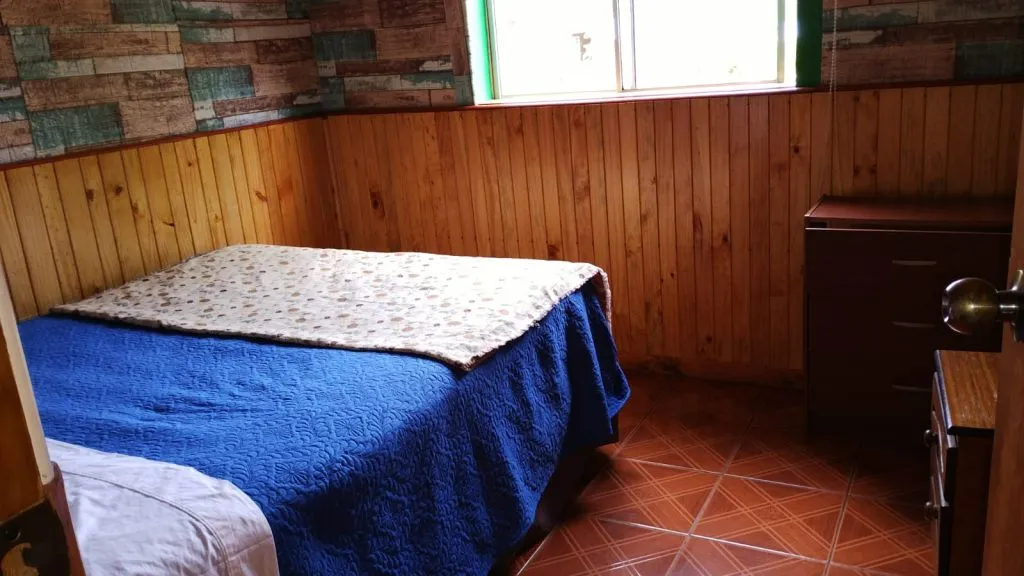 Dormitorio con dos camas individuales y paredes verdes en Los Nogales 2